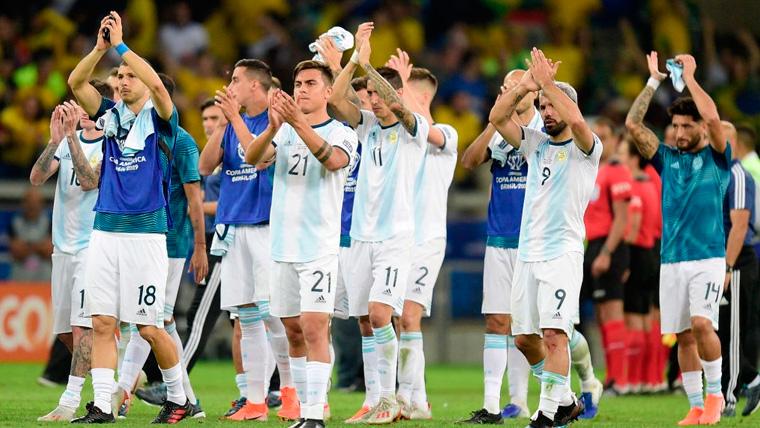 The players of the selection of Argentina applaud to the fans after a party