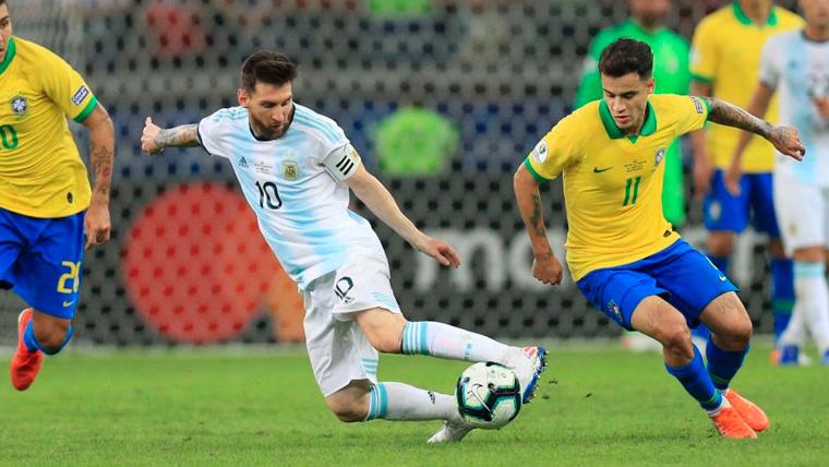 Leo Messi y Philippe Coutinho en un Brasil-Argentina de la Copa América