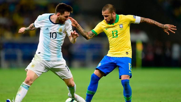 Leo Messi y Dani Alves en un Brasil-Argentina de la Copa América
