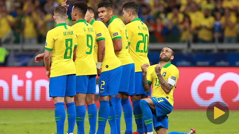 Dani Alves, rezando para que Leo Messi no marque una falta directa a Brasil