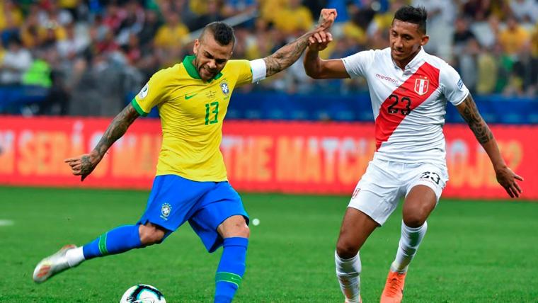 Dani Alves en un partido con la selección de Brasil