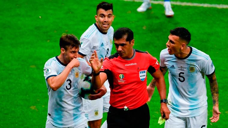 The players of Argentina protest to the referee Roddy Zambrano