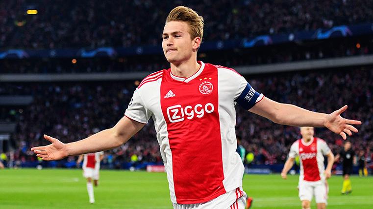 Of Ligt celebrates a goal with the Ajax
