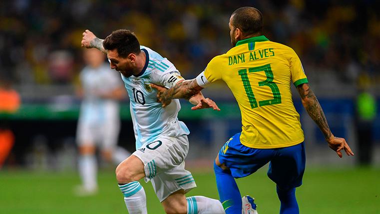 Dani Alves intenta parar a Messi en el campo