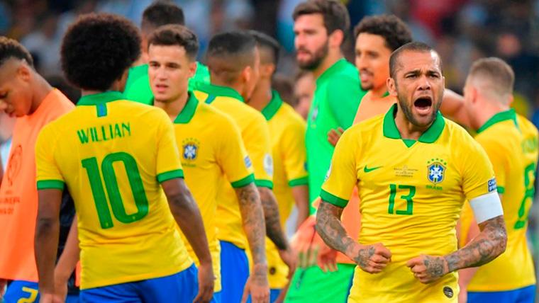 Dani Alves celebra una victoria de la selección de Brasil