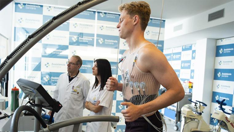 Frenkie de Jong, pasando el reconocimiento médico con el FC Barcelona