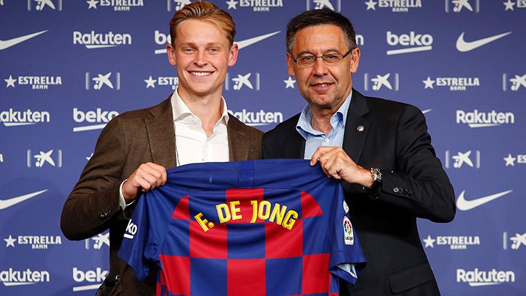Frenkie Of Jong poses with Bartomeu and the T-shirt of the Barça