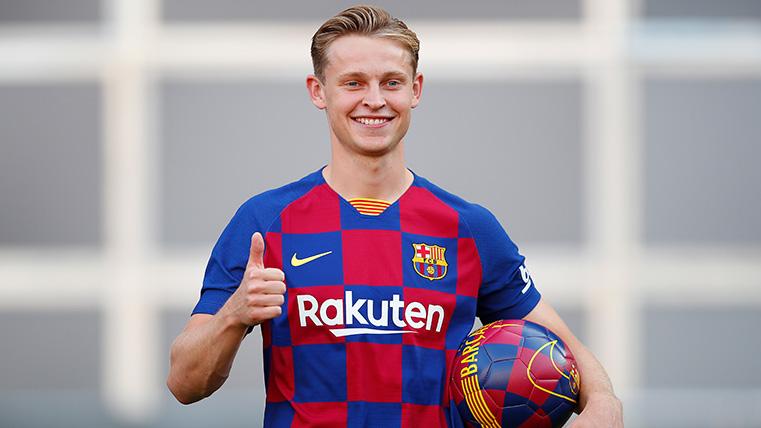 Frenkie Of Jong, posing with the new T-shirt of the Barça in the Camp Nou