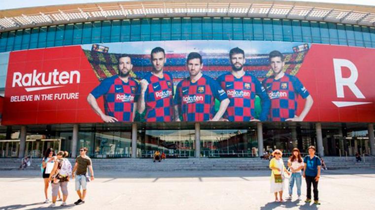 The façade of the Camp Nou, with the captains of the FC Barcelona and Jordi Alba