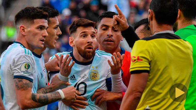 Leo Messi protesta por la expulsión contra Chile