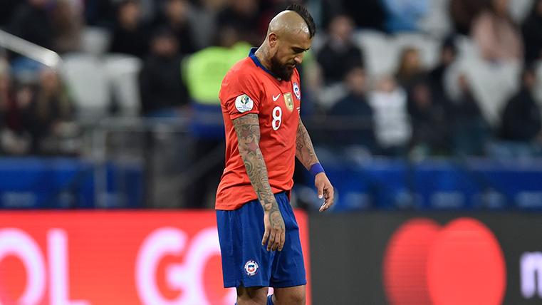 Arturo Vidal se retira después de la derrota de Chile