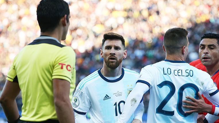 Leo Messi, incrédulo después de que el árbitro le sacara la tarjeta roja