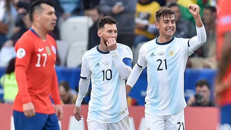 Paulo Dybala y Leo Messi, celebrando un gol con la selección de Argentina