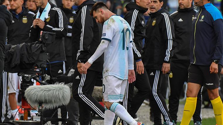 Leo Messi se marcha del campo expulsado