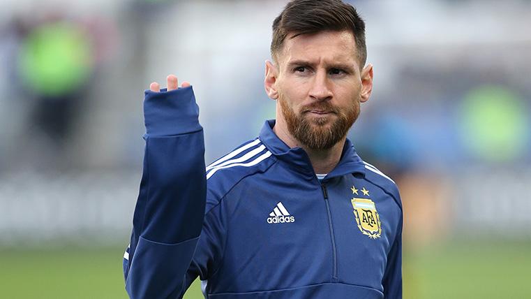 Leo Messi, saludando durante un entrenamiento con Argentina