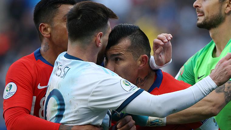 Gary Medel and Leo Messi in the played in which they were expelled