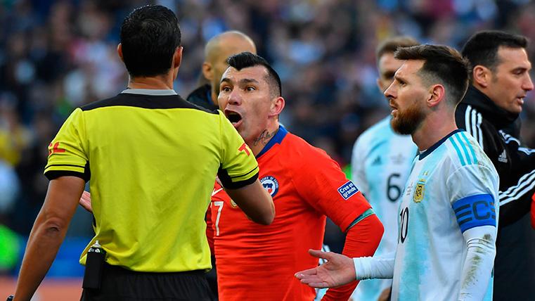 Leo Messi, Medel and the referee after the expulsion
