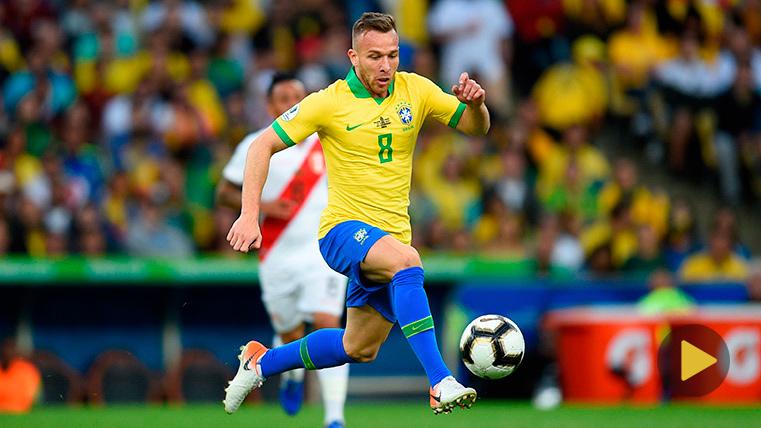 Arthur with Brazil in the party against Peru