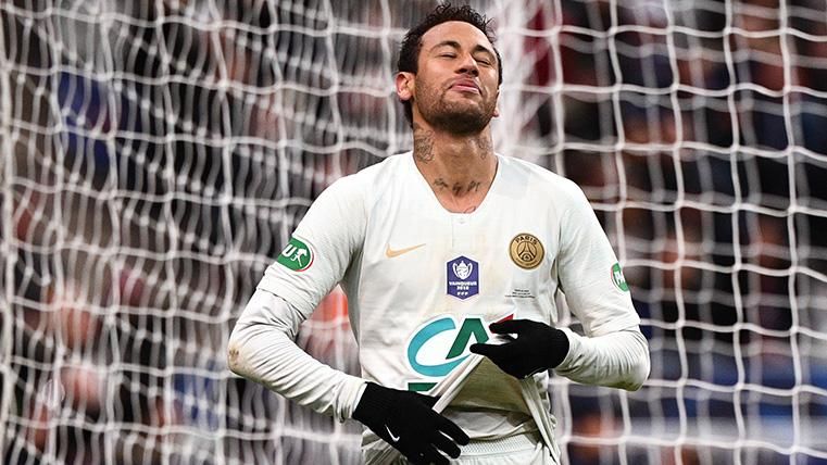 Neymar Jr, lamentándose tras una ocasión fallada con el Paris Saint-Germain