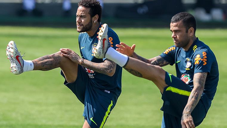 Neymar Jr y Dani Alves, entrenando con la selección de Brasil