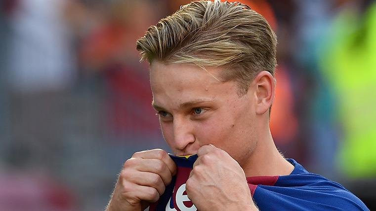 Frenkie Of Jong, besando the shield of the T-shirt of the FC Barcelona