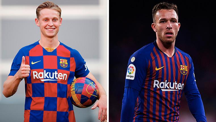 Frenkie Of Jong and Arthur Melo, posing with the T-shirt of the FC Barcelona