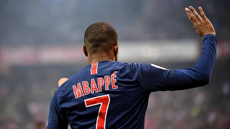 Kylian Mbappé, saludando tras un partido con el Paris Saint-Germain