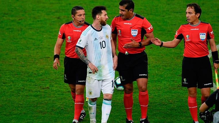 Leo Messi, protesting to Roddy Zambrano after the Brazil-Argentina