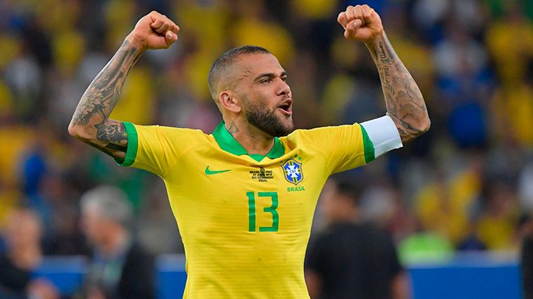 Dani Alves celebra el triunfo de Brasil contra Perú