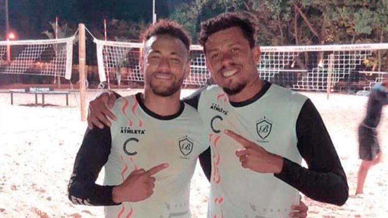 Neymar Jr, junto a Bello Soares, jugador profesional de futvoley