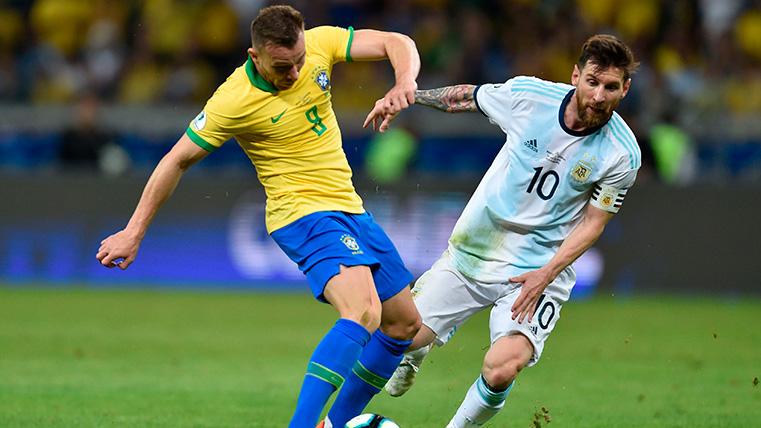 Arthur y Messi en el Brasil-Argentina de Copa América