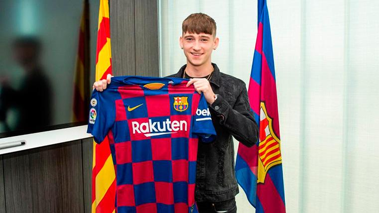 Louie Barry, posing with the T-shirt of the FC Barcelona
