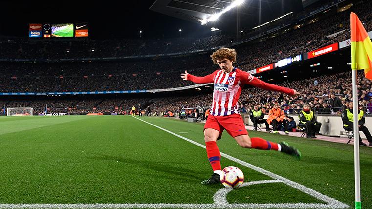 Antoine Griezmann, taking out a corner in the Camp Nou