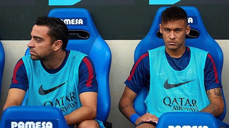 Xavi y Neymar Jr, en el banquillo del FC Barcelona en una imagen de archivo