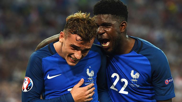 Antoine Griezmann y Umtiti, celebrando un gol con la selección de Francia