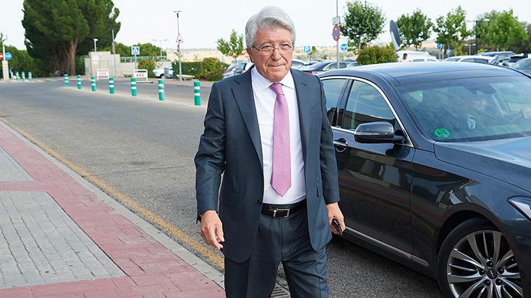 Enrique Cerezo in a walk by the street