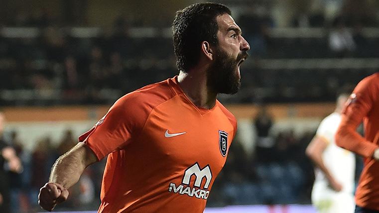 Arda Turan celebra un gol con el Istanbul Basaksehir