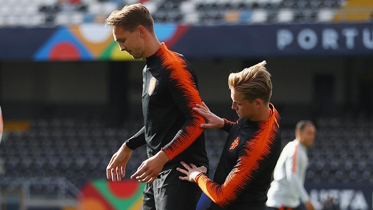 Luuk y Frenkie de Jong en un entrenamiento con Holanda