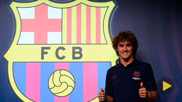 Antoine Griezmann, beside the shield of the FC Barcelona in the Barça Store