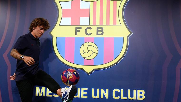Antoine Griezmann, dando unos toques de balón en la Barça Store del Camp Nou