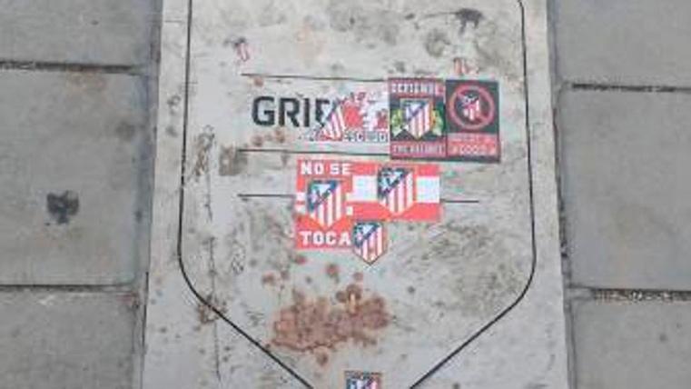 La placa de Antoine Griezmann en el Wanda Metropolitano, manchada