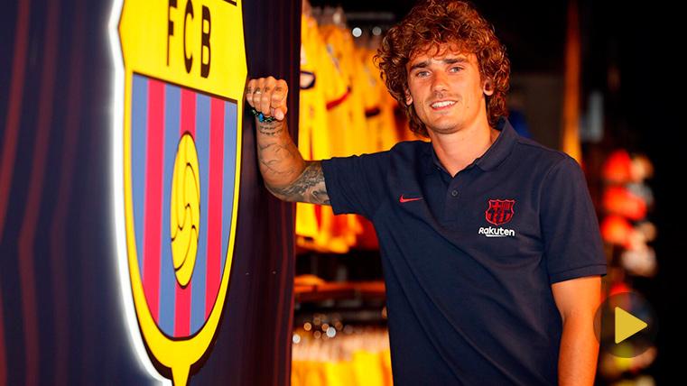 Antoine Griezmann, posing beside the shield of the Barça in the Camp Nou
