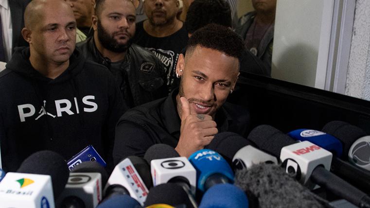 Neymar Jr, compareciendo ante los medios de comunicación