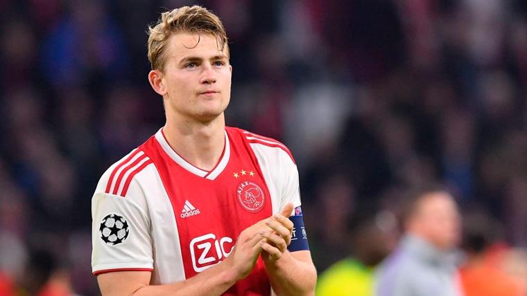 Matthijs de Ligt en un partido con el Ajax