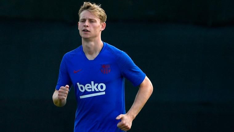 Frenkie Of Jong in a training of the FC Barcelona