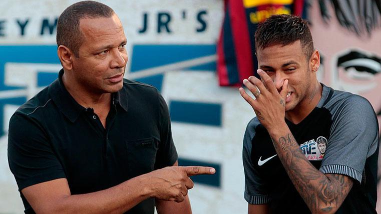 Neymar, beside his father, in an image of archive