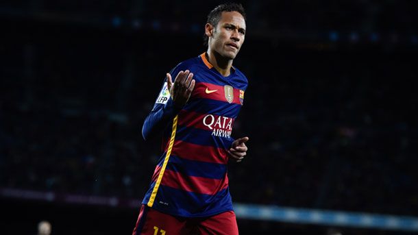 The member of the "staff" white ensures that neymar is happy in the barça