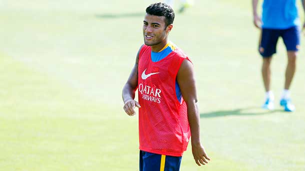 El centrocampista del fc barcelona rafinha alcántara estuvo unos minutos con sus compañeros en el entreno previo al partido ante el levante ud