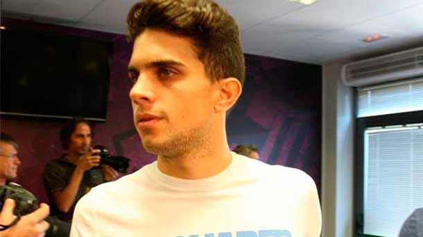 The defender of the fc barcelona marc bartra showed his more human side with a young lesionada in the knee