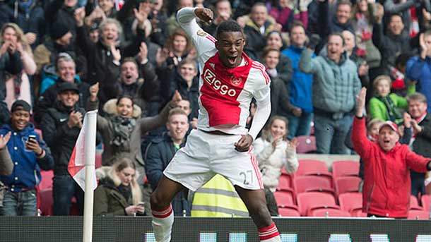 La joven promesa del ajax de Ámsterdam riechedly bazoer afirmó que quiere fichar por el fc barcelona dentro de dos o tres años